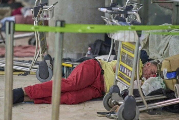 Hunderte Obdachlose haben den Flughafen in Spanien besetzt