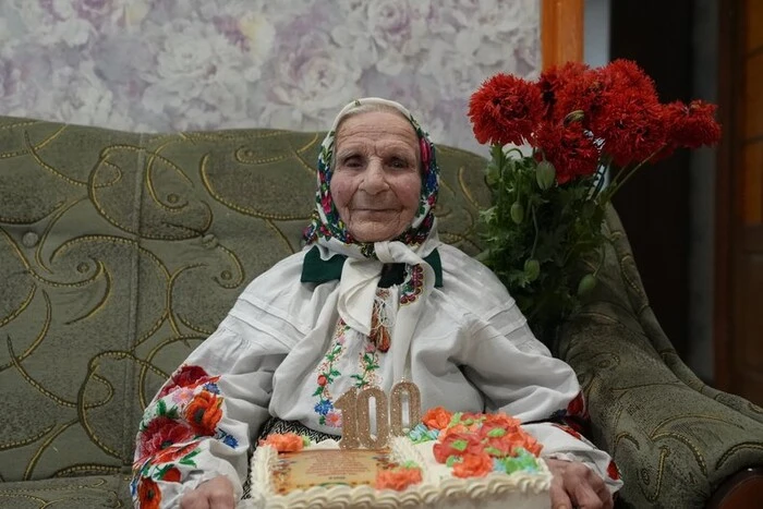 Das Führen eines Tagebuchs und das Anbauen von Erdbeeren: Eine 100-jährige Bewohnerin aus dem Gebiet Sumy lüftet das Geheimnis des langen Lebens