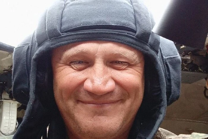 Військовозбудувач на тлі знищених танків