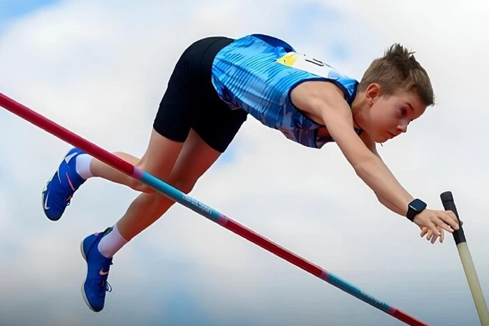 Weltrekordhalter im Stabhochsprung feiert die Errungenschaft eines 12-jährigen Ukrainers