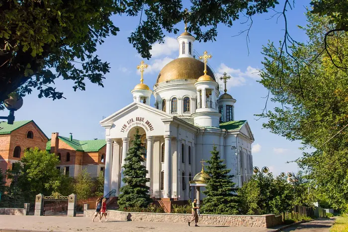 Логотип ПЦУ на фоне приходов Московской церкви