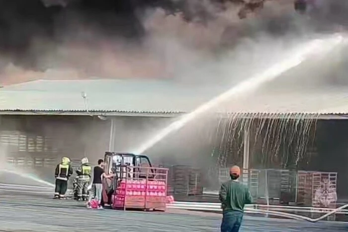 In der Region Moskau brach ein großflächiges Feuer in einem Brennstofflager aus