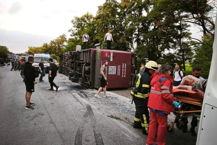 ДТП на Дніпропетровщині: Двоповерховий автобус перекинувся, є жертва