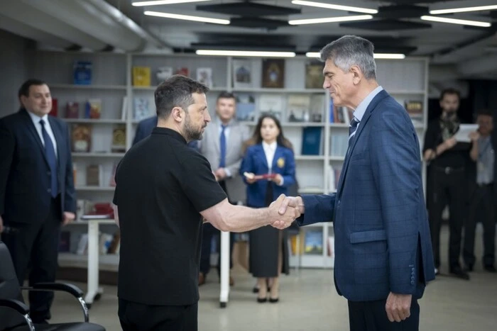 Президент зустрівся з українськими науковцями та відзначив їх нагородами