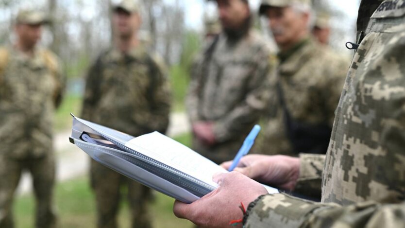 TCK geht auf Razzien: Ukrainern drohen massenhaft Zustellungen von Vorladungen und Geldstrafen direkt auf der Straße