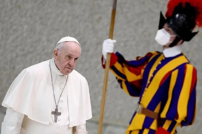 Die Halbfinals der Eurocup-Wettbewerbe beginnen mit einer Schweigeminute für den Papst