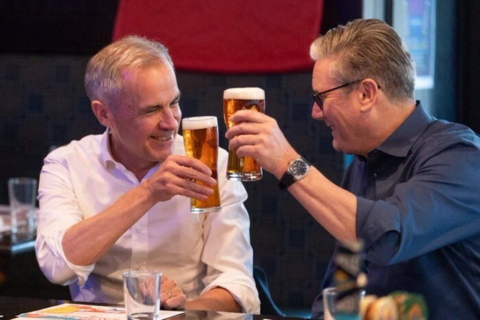 Bez krawatów i z piwem: kanadyjski premier pokazał, jak przyjął Starmera (zdjęcie)