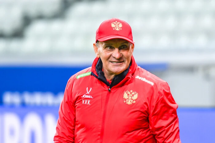 Trener reprezentacji Rosji w piłce nożnej ma dwie żony