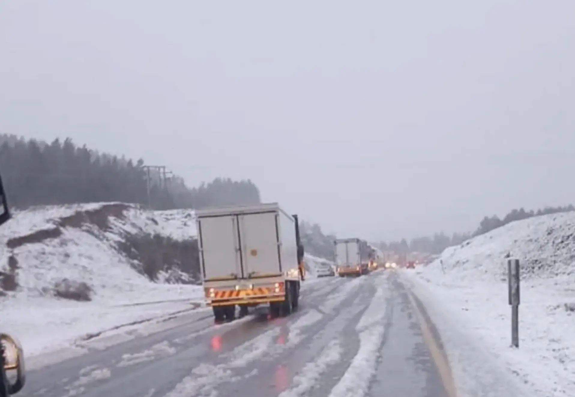 Mikrobus mit Schülern: Südafrika leidet unter Überschwemmungen und Schnee