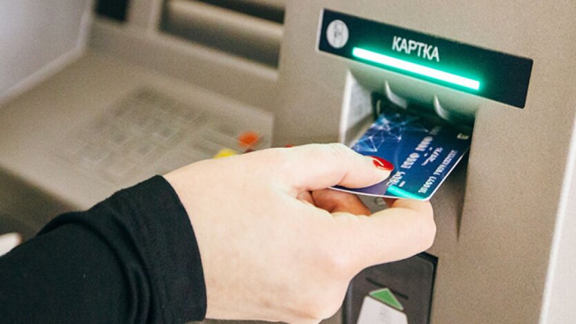 Шахраї вкрали з карток українців приголомшливу суму: які схеми застосовували