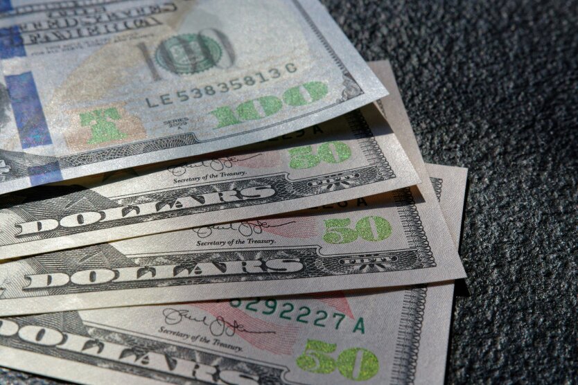 The dollar and euro exchange rates in June will be under pressure: an expert has announced new figures for Ukrainians