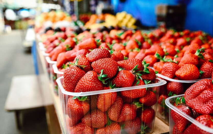 Strawberry prices have started to decline: Ukrainians are shown how much their favorite berry costs
