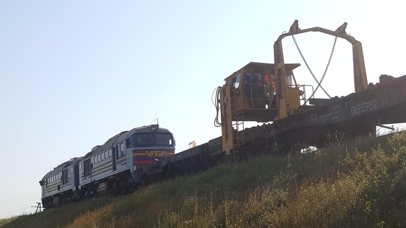 Ukrainian trains help repair the road to Moldova - details