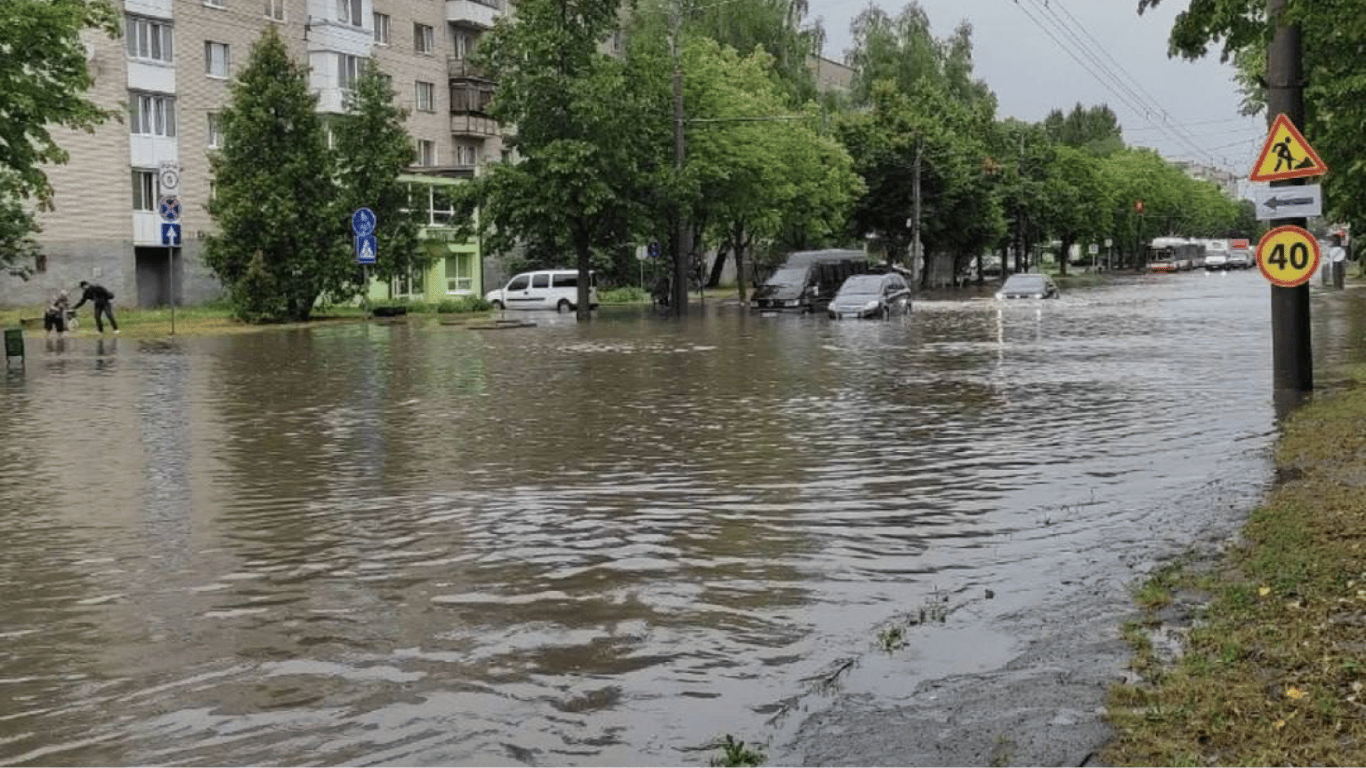 Lutsk hit by a powerful downpour - forecasters announced a danger