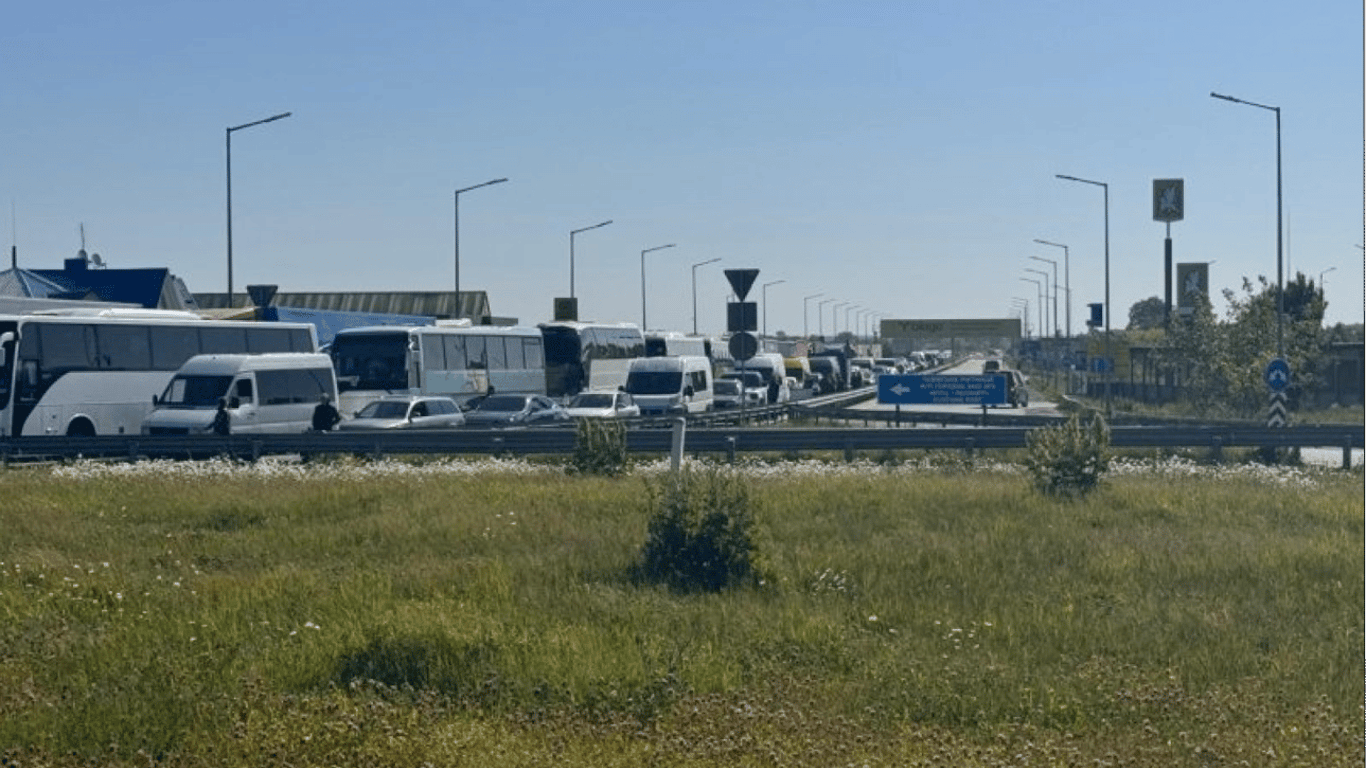 Cars waiting at the border with four countries — queues in the morning