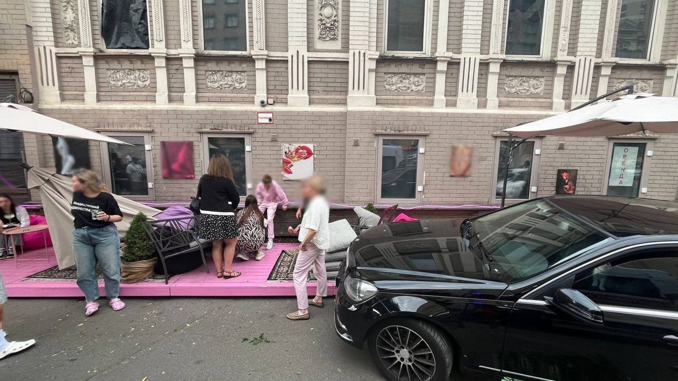 Traffic accident in Kyiv - Mercedes flew onto the terrace of a cafe, there is a victim