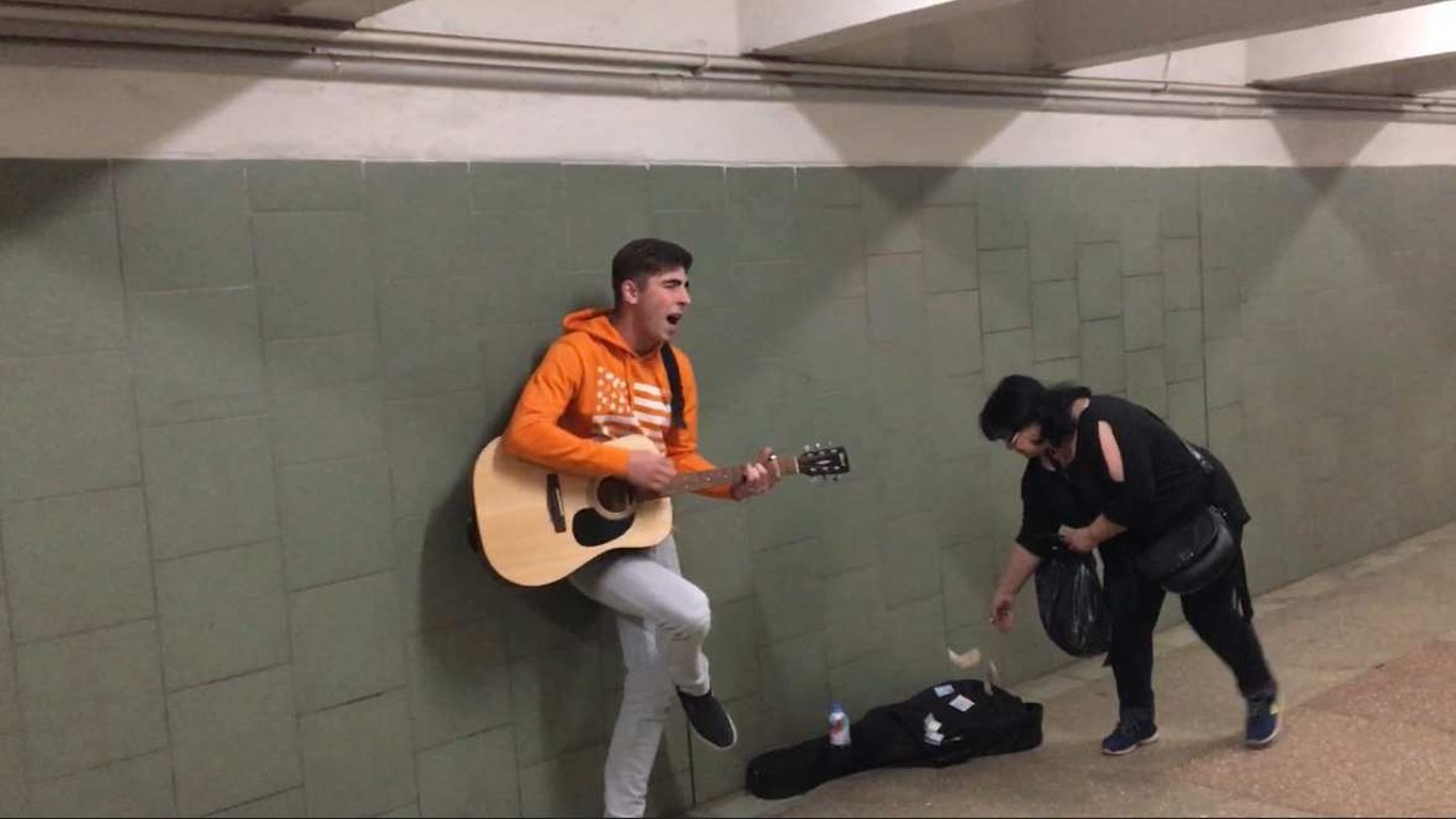 Mężczyzna śpiewał rosyjskie piosenki w metrze — jak ukarał go sąd
